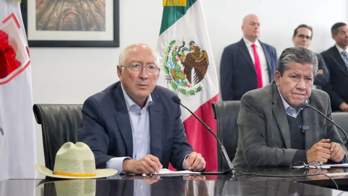 Ken Salazar (I) se reunió con el gobernador de Zacatecas, David Monreal